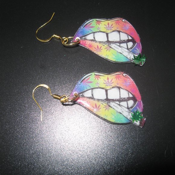 Smokin'  Dangling Earrings - Picture 3 of 3